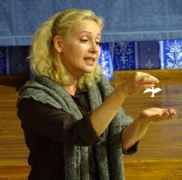 Eleonora Koriznaitė. Monospektaklis „Meduoliais kvepiančios seklyčios“. Nijolės Padorienės nuotr.; Eleonora Koriznaitė. Monospektaklis „Meduoliais kvepiančios seklyčios“. Nijolės Padorienės nuotr.;
